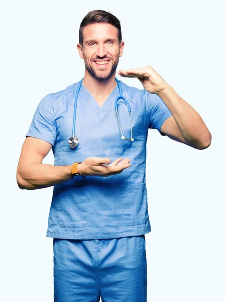 Yakışıklı Doktor Adam Üzerinde Tıbbi Üniforma Arka Plan Ile Büyük — Stok fotoğraf