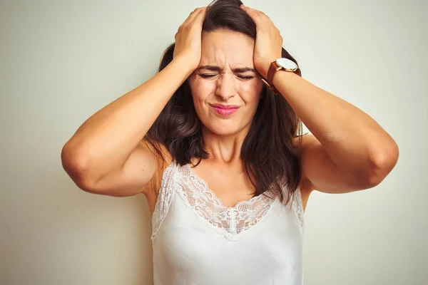 Young Beautiful Woman Wearing Shirt Standing White Isolated Background Suffering — Stock Photo, Image