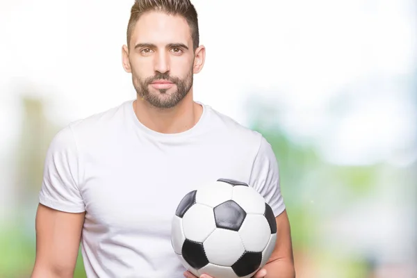 サッカー サッカー ボール考えて深刻なスマートの顔に自信を持って式に孤立した背景の上に保持している若い男 — ストック写真