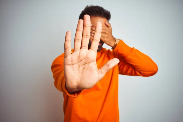 Jovem Índio Vestindo Camisola Laranja Sobre Fundo Branco Isolado Cobrindo — Fotografia de Stock