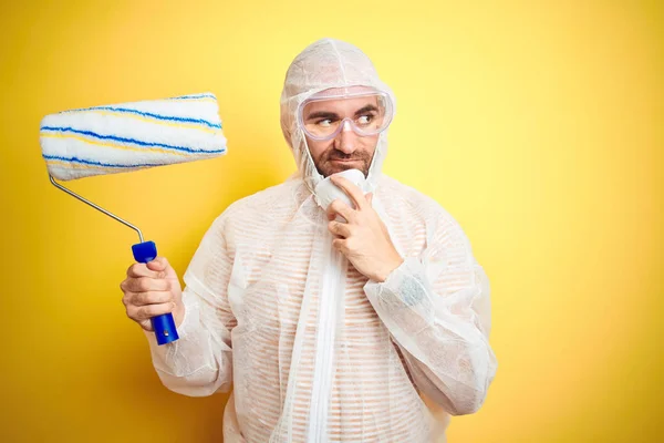 Joven Usando Equipo Pintor Sosteniendo Rodillo Pintura Sobre Fondo Amarillo — Foto de Stock