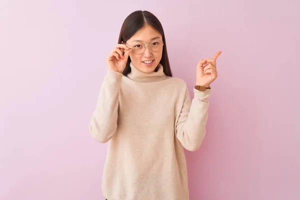 Giovane Donna Cinese Indossa Maglione Dolcevita Occhiali Sfondo Rosa Isolato — Foto Stock