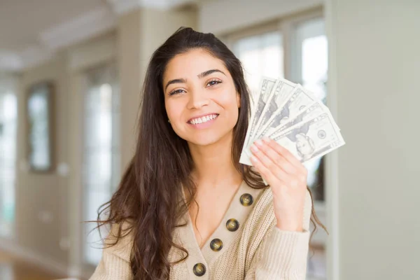 Mujer Joven Sosteniendo Billetes Dólares Con Una Cara Feliz Pie — Foto de Stock