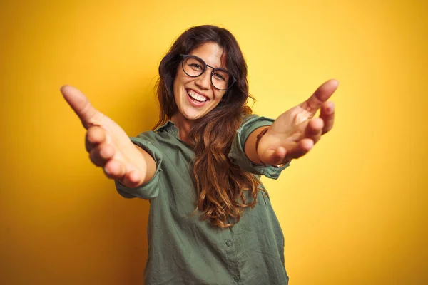 Mulher Bonita Nova Vestindo Camisa Verde Óculos Sobre Fundo Isolado — Fotografia de Stock