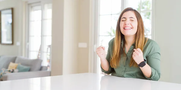 Bella Giovane Donna Casa Molto Felice Eccitato Facendo Gesto Vincitore — Foto Stock