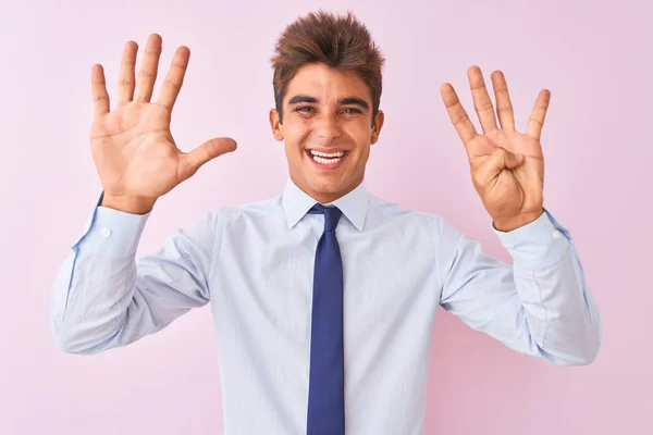 Junger Gutaussehender Geschäftsmann Hemd Und Krawatte Steht Vor Isoliertem Rosa — Stockfoto