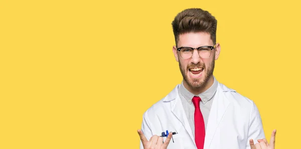 Ung Vacker Forskare Man Bär Glasögon Skrika Med Galna Uttryck — Stockfoto