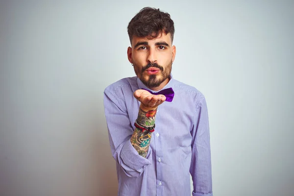 Jovem Com Tatuagem Vestindo Camisa Roxa Gravata Borboleta Sobre Fundo — Fotografia de Stock