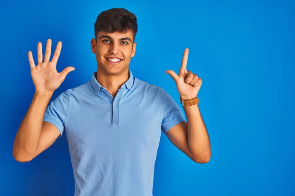 Homem Indiano Jovem Vestindo Pólo Casual Sobre Fundo Azul Isolado — Fotografia de Stock