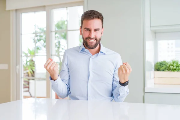 Knappe Zakelijke Man Viert Verrast Verbaasd Voor Succes Met Armen — Stockfoto