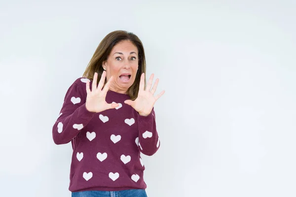 Schöne Frau Mittleren Alters Trägt Herzpullover Über Isoliertem Hintergrund Angst — Stockfoto