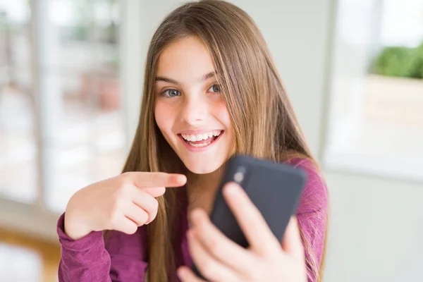 Beautiful Young Girl Kid Sending Message Using Smartphone Very Happy — Stock Photo, Image