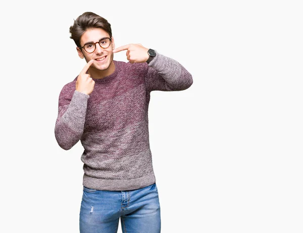 Homem Bonito Jovem Usando Óculos Sobre Fundo Isolado Sorrindo Confiante — Fotografia de Stock