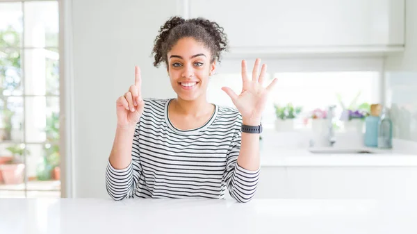 Mulher Americana Africana Bonita Com Cabelo Afro Vestindo Camisola Listrada — Fotografia de Stock