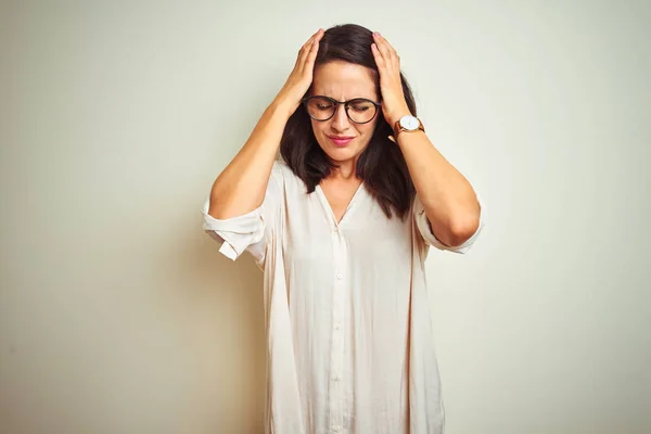 Jovem Mulher Bonita Vestindo Camisa Óculos Sobre Fundo Isolado Branco — Fotografia de Stock