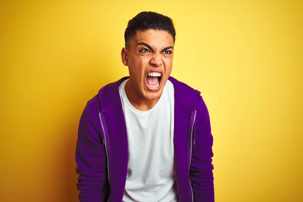 Jovem Brasileiro Vestindo Camisola Roxa Sobre Fundo Amarelo Isolado Irritado — Fotografia de Stock