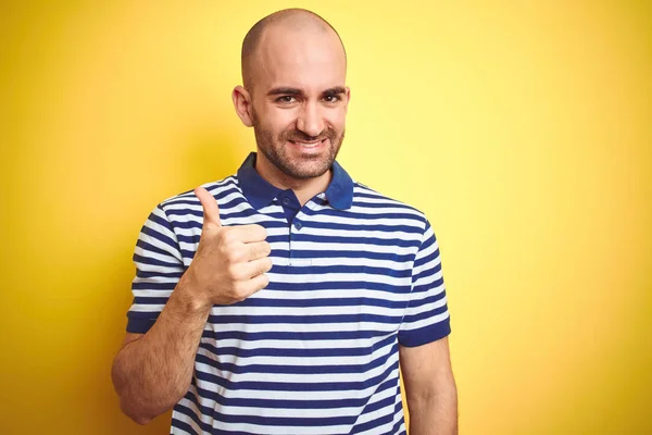 Jeune Homme Chauve Barbe Portant Shirt Bleu Rayé Décontracté Sur — Photo