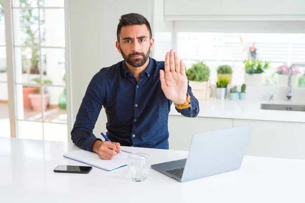 Hombre Hispano Guapo Trabajando Usando Computadora Escribiendo Papel Con Mano — Foto de Stock