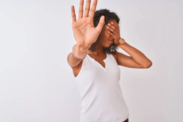 Jonge Braziliaanse Vrouw Dragen Casual Shirt Staande Geïsoleerde Witte Achtergrond — Stockfoto