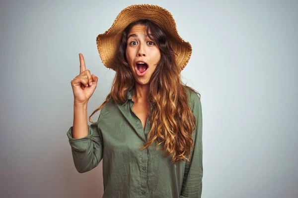 Giovane Bella Donna Vacanza Indossando Camicia Verde Cappello Sfondo Bianco — Foto Stock