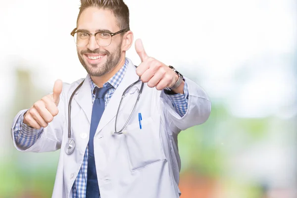 Guapo Joven Médico Sobre Fondo Aislado Aprobando Hacer Gesto Positivo —  Fotos de Stock