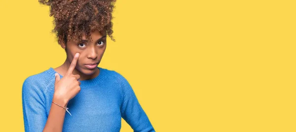 Mooie Jonge African American Vrouw Geïsoleerd Background Pointing Aan Het — Stockfoto
