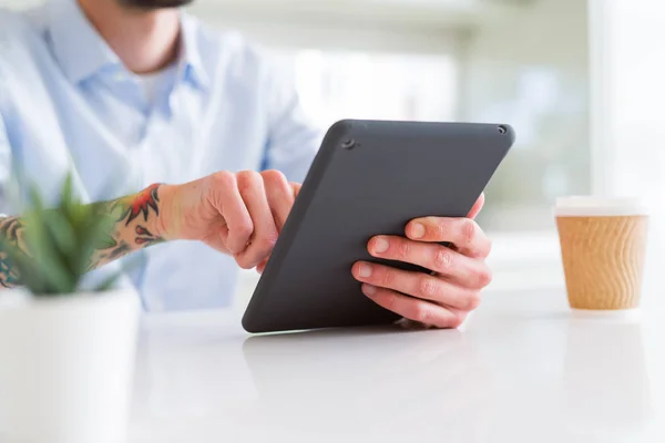 Primer plano del hombre de negocios que trabaja con tableta touchpad —  Fotos de Stock