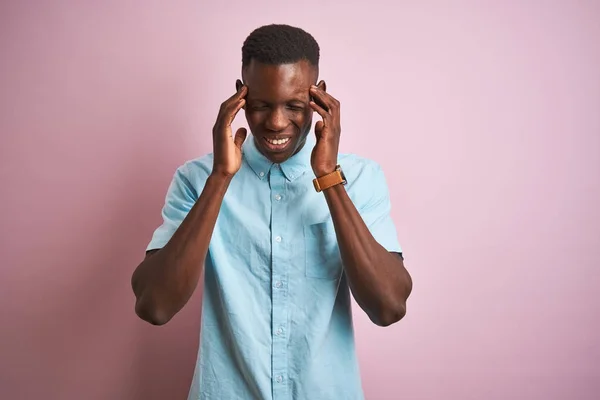 非洲裔美国男子穿着蓝色休闲衬衫站在孤立的粉红色背景上 手放在头上 因为压力而感到头部疼痛 患有偏头痛 — 图库照片