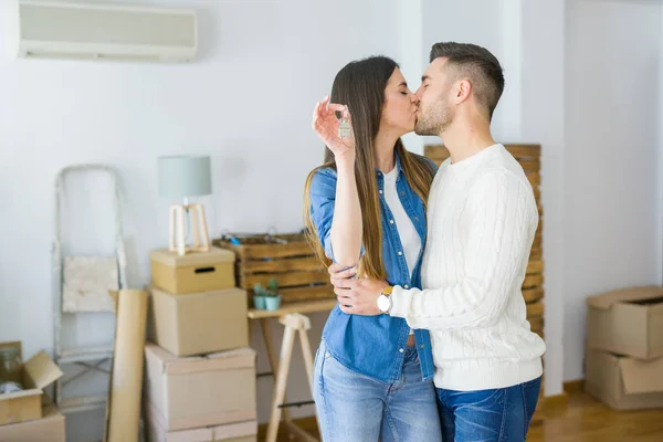 Junges Paar Zieht Ein Neues Zuhause Umarmt Sich Verliebt Und — Stockfoto