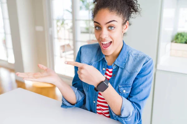 Schöne Junge Afrikanisch Amerikanische Frau Mit Afro Haaren Trägt Lässige — Stockfoto