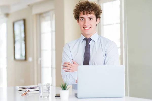 Jeune Homme Affaires Travaillant Avec Ordinateur Portable Bureau Heureux Visage — Photo