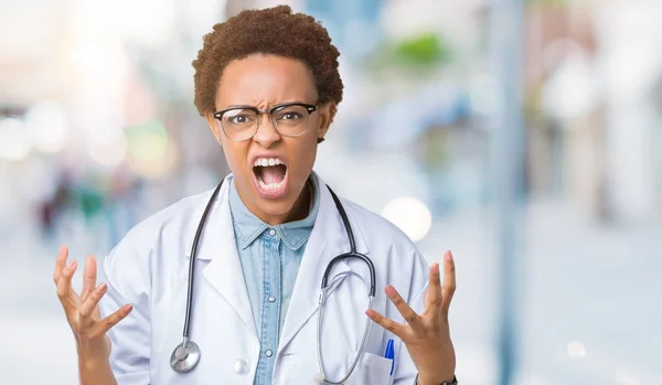 Jovem Médica Afro Americana Vestindo Casaco Médico Sobre Fundo Isolado — Fotografia de Stock