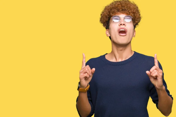 Joven Hombre Guapo Con Gafas Afro Vistiendo Asombrado Sorprendido Mirando —  Fotos de Stock