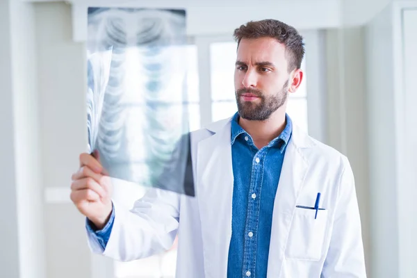 Doctor hombre mirando radiografía de rayos X haciendo examen corporal —  Fotos de Stock