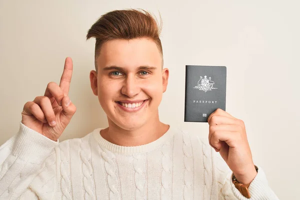 Joven Hombre Guapo Sosteniendo Australia Pasaporte Australiano Sobre Fondo Blanco —  Fotos de Stock