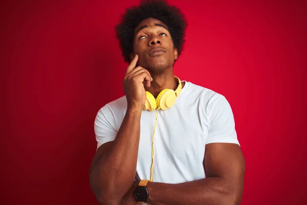 Fiatal Afro Amerikai Ember Hallgat Zenét Használ Fejhallgatót Elszigetelt Vörös — Stock Fotó