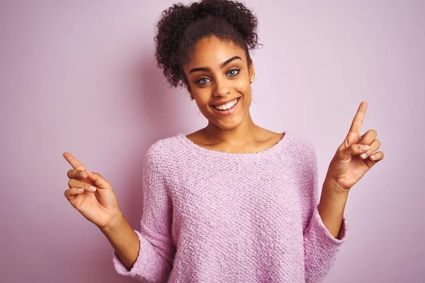 스웨터를 아프리카 미국인 여성이 고립된 분홍색 손가락으로 방향을 가리키는 자신감 — 스톡 사진