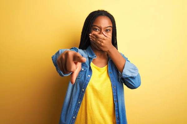 Jovem Afro Americana Vestindo Camisa Jeans Sobre Fundo Amarelo Isolado — Fotografia de Stock