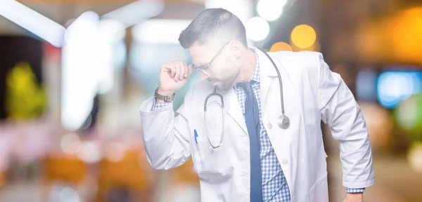 Knappe Jonge Dokter Man Geïsoleerde Achtergrond Die Zich Uitstrekt Terug — Stockfoto