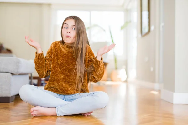 Hermosa Niña Joven Sentada Suelo Casa Expresión Despistada Confusa Con — Foto de Stock