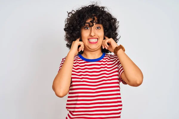 Junge Arabische Frau Mit Lockigem Haar Trägt Gestreiftes Shirt Über — Stockfoto