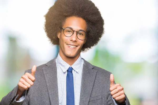 Unga Afroamerikanska Affärsman Med Afro Hår Glasögon Godkänna Tummen Gör — Stockfoto