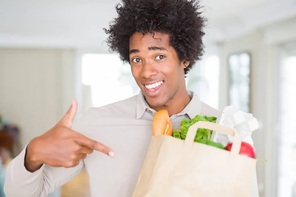Afroamerický Muž Držící Domácnosti Pytel Čerstvou Zeleninou Velmi Šťastný Ukazování — Stock fotografie