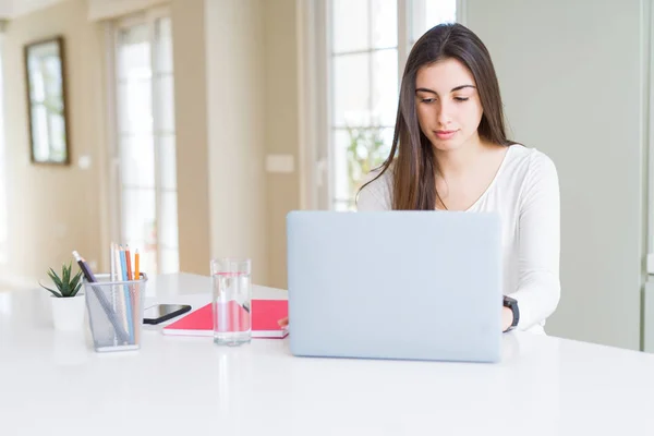 Jovem Bela Mulher Concentrada Trabalhando Usando Laptop Computador — Fotografia de Stock