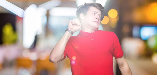 Joven Hombre Guapo Con Camiseta Roja Sobre Fondo Aislado Que —  Fotos de Stock