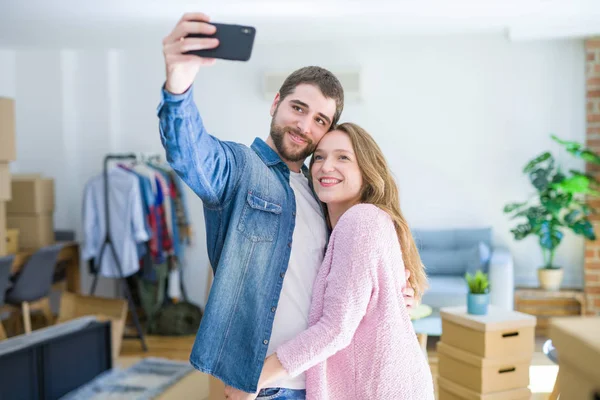 Junges Schönes Paar Macht Ein Selfie Foto Mit Dem Smartphone — Stockfoto