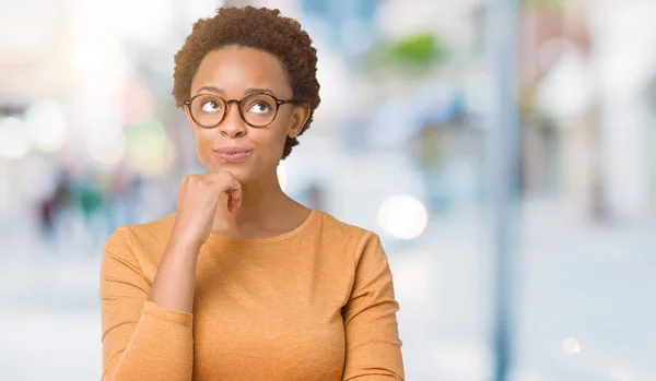 Jeune Belle Femme Afro Américaine Portant Des Lunettes Sur Fond — Photo