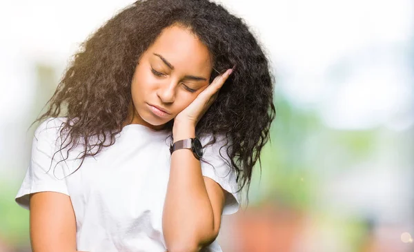 Jeune Belle Fille Aux Cheveux Bouclés Portant Shirt Blanc Décontracté — Photo