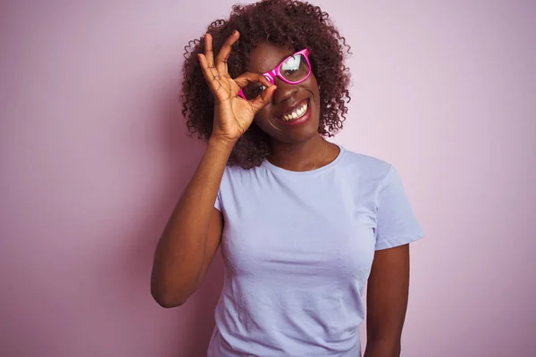 Unga Afrikanska Afro Kvinna Bär Shirt Glasögon Över Isolerade Rosa — Stockfoto