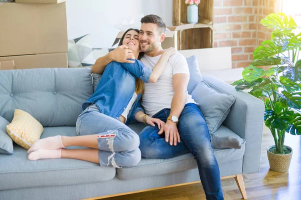 Schönes Paar Umarmt Sich Verliebt Auf Dem Sofa Sehr Glücklich — Stockfoto